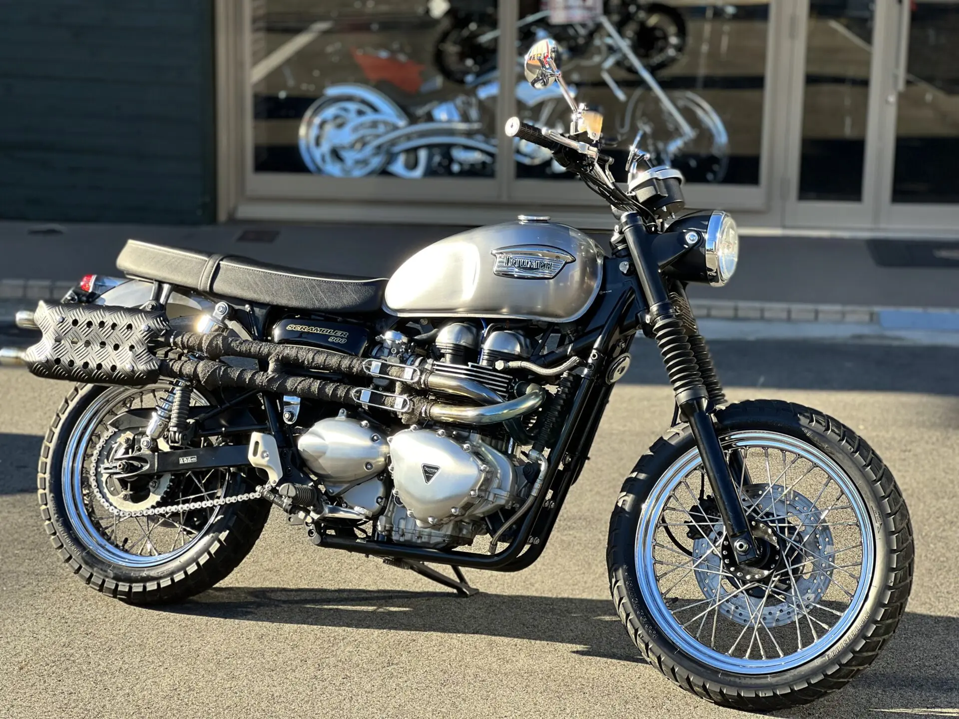 スタッフKEI】 カスタムブログ「TRIUMPH スクランブラー キャブ車」 – Escape Blog