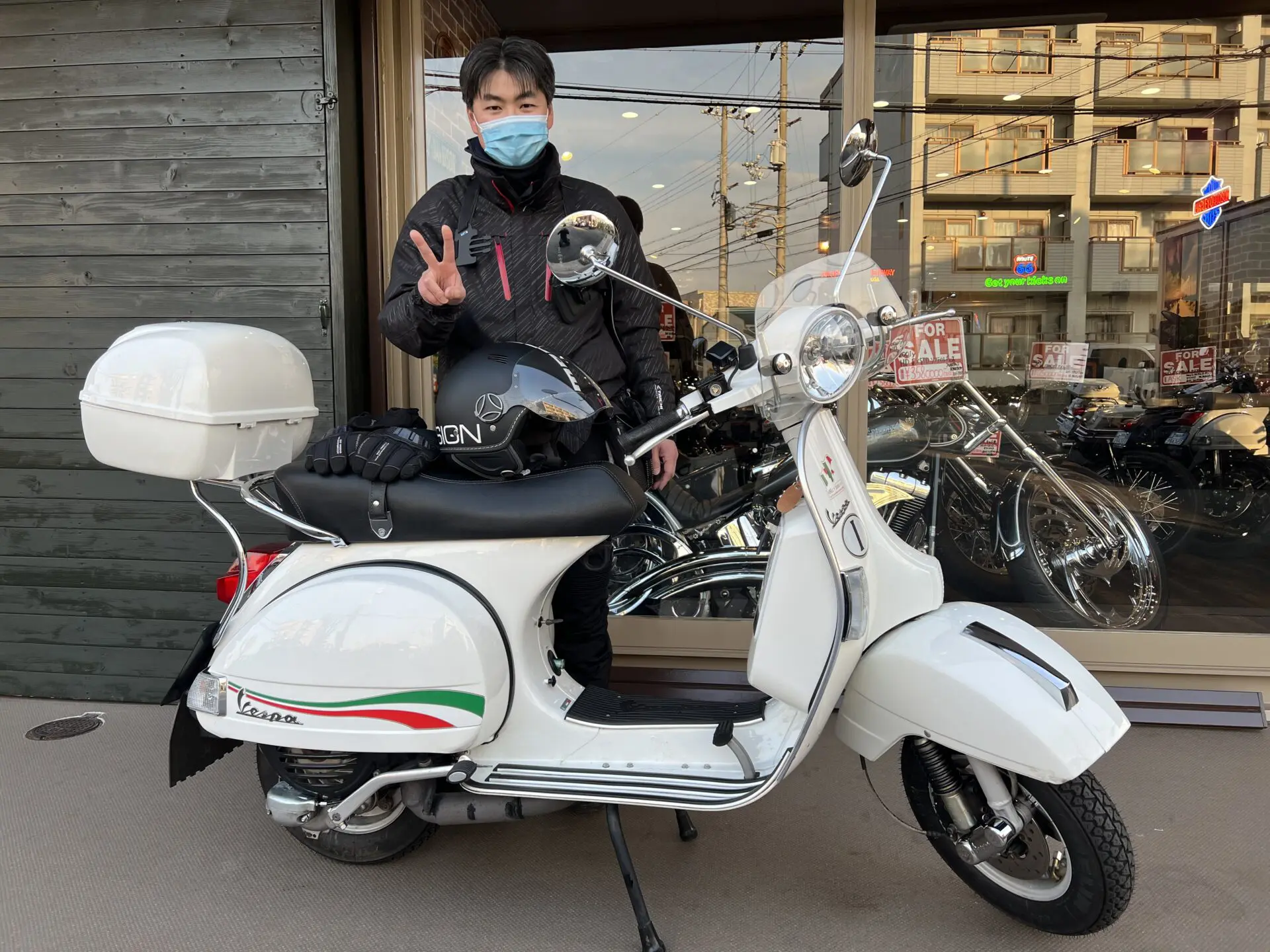 ベスパ PX150Euro3 白 格安提供車 エンジン始動確認 半額配送キャンペーン 期間限定車体価格 現状渡し諸経費￥0- 横浜 P-Yard スタッフKEI】 VESPA PX150Euro3 イタリア統一150周年記念モデル納車