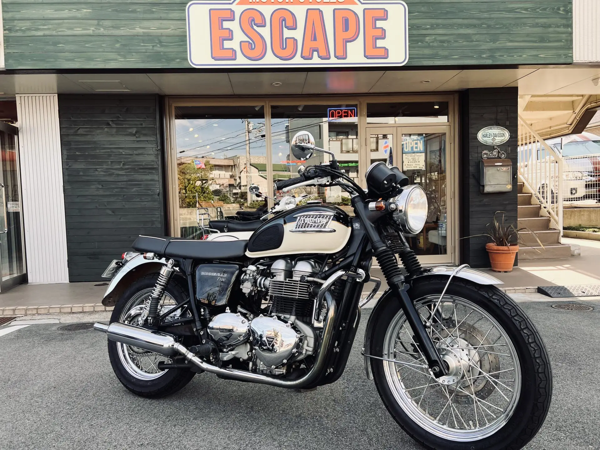 スタッフKEI】TRIUMPH ボンネビルT100納車前カスタム(後編) – Escape Blog